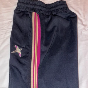 AXEL ARIGATO - BYXA - AXEL ARIGATO - Bee Bird Track Pants Storlek XS (passar defenitivt S) 10/10 Använda ett fåtal gånger(5/6 gånger)