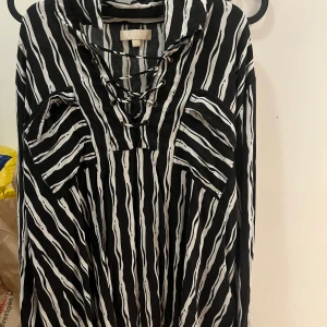 Blusar - Knappt använda, en svart och en vinröd 