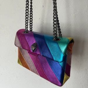 Kurt geiger väska - Säljer min fina Kurt geiger väska i regnbågsmönster. Använd Max 5 gånger och dustbag medföljer.  Köparen står för frakten💗