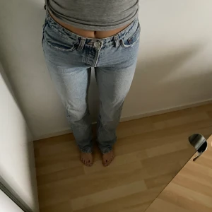 Zara jeans - Zara mid rise jeans, raka fina jeans i storlek 34. Slutsålda🫶🏻