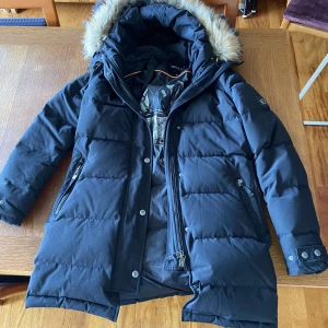 Hollies vinterjacka  - Säljer denna svarta vinterjacka från Hollies, köpt för 6000 kr men säljer den för 2800 kr. En medellång jacka i nyskick med äkta päls☺️