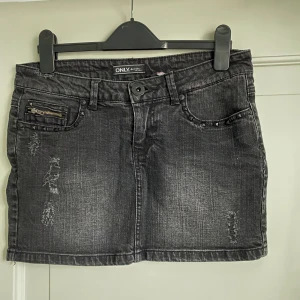 Kjol - Säljer coolaste kjolen perfekt nu till hösten med en stickad tröja över!🖤🤩Så fina små slitningar o nitar som gör kjolen såå snygg!!  Storlek 28 och är från Only💖