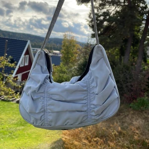 Axelväska från monkey  - Säljer en jättefin axelväska för att den tyvärr inte kommer till användning ( kommer tvätta den innan den säljs)