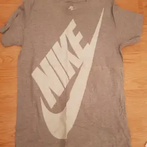 Säljer en XL grå Nike t-shirt för endast 49kr. T-shirten är i perfekt skick.