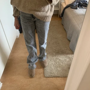 Gråa Zara jeans - Säljer dessa ur snygga gråa jeansen från zara då de inte kommer till användning längre. Storlek 36. Säljes för 180kr