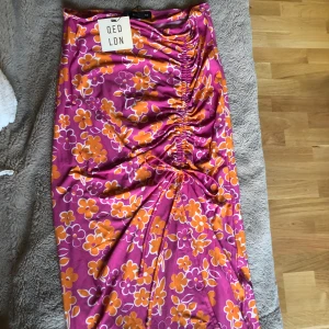 Lång kjol - Lång kjol, med scrunch fram till. Strl 40, oanvänd. 