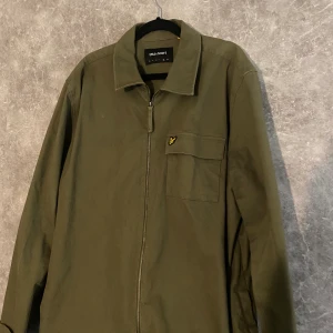 Lyle Scott Overshirt  - Hej, säljer en super fin Overshirt i väldigt bra skick. Köptes för 2 år sedan men knappt använd.  Inga skavanker eller fläckar 