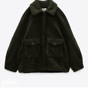 Teddy jacka - Säljer denna populära gröna teddy jackan från zara. Jättefin färg och perfekt nu till hösten/vintern. Även bra skick❣️