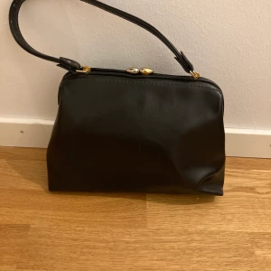 Svart handväska - En rymlig svart handväska, min mammas gamla.