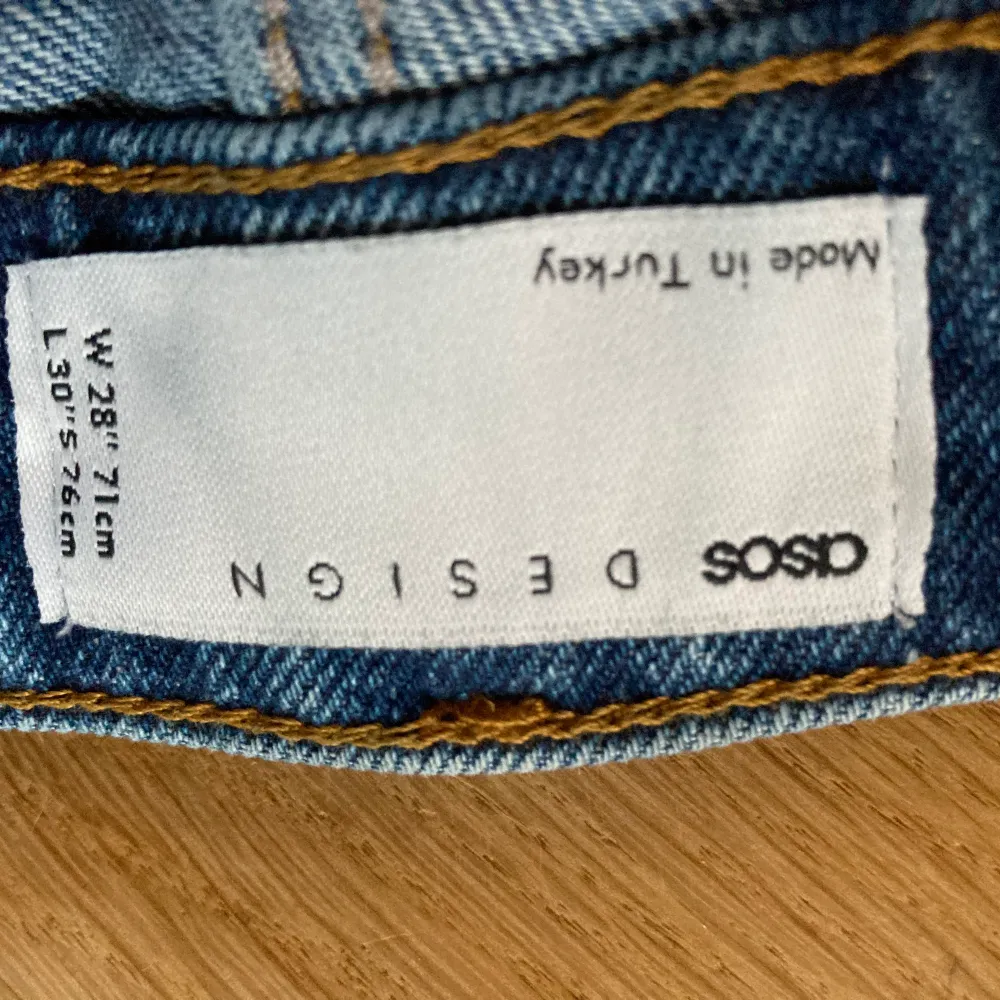 Dessa jeans har jag användt två gånger men jag säljer dem nu för att dem är för stora, köpte dem för 549 kr och säljer dem nu. Om ni vill se bild när dem är på sp kan ni kontakta mig:). Jeans & Byxor.