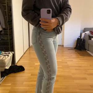 Levis jeans  - Säljer mina jeans från Levis i storlek W26 L28. De är endast använda en gång och passar mig som vanligtvis bär storlek S. Tveka inte att höra av dig ifall du undrar något. Priset går att diskuteras💗