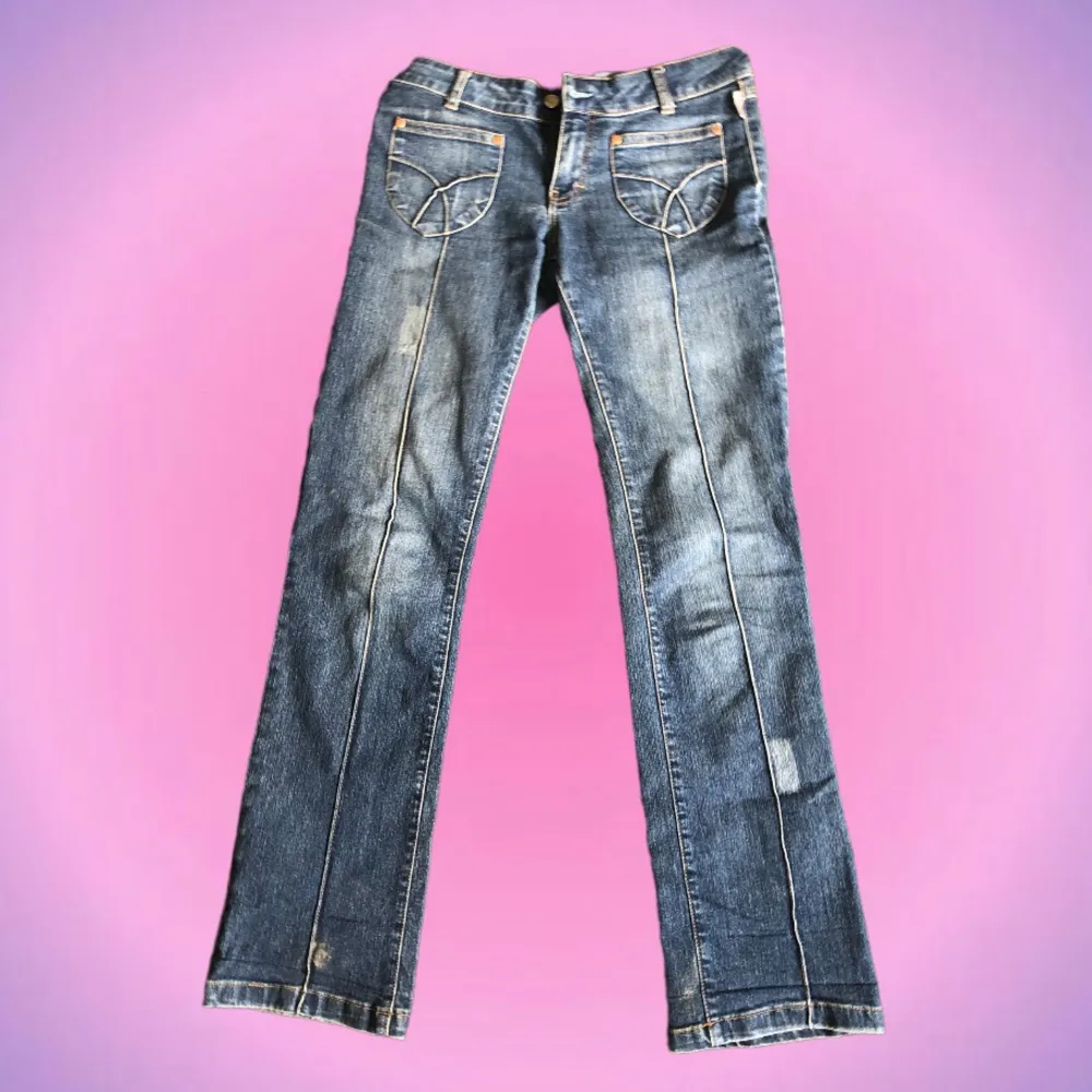 Så snygga lågmidjade jeans med coola detaljer på! Midjemått är 40cm och innerbenslängd är 81cm! Färgen är lite mörkare och är mest accurate på sista bilden! Skriv privat vid intresse o frågor💗💗. Jeans & Byxor.