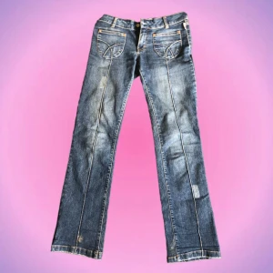 Jeans  - Så snygga lågmidjade jeans med coola detaljer på! Midjemått är 40cm och innerbenslängd är 81cm! Färgen är lite mörkare och är mest accurate på sista bilden! Skriv privat vid intresse o frågor💗💗