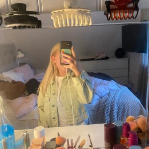 Grön jeansjacka - Säljer denna jättefina ljus gröna jeans jackan, köpt för typ 2 år sedan på gina tricot men aldrig använd, storlek S. 350kr + frakt💕