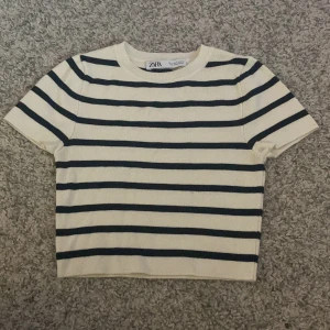 Zara t-skirt/topp - Randig kort topp men svarta ränder från zara i storlek s