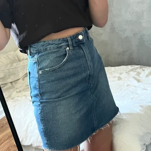 Jeanskjol Gina Tricot  - Säljer denna fina jeanskjol från Gina Tricot då den dessvärre blivit för stor!🤍 Använd fåtal gånger så väldigt bra skick