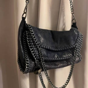 liknande Stella mccartney väska - säljer denna stella mccartney liknande väskan i marinblå!! endast använd nån gång så fint skick🫶🏼