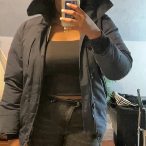 Canada Goose Jacka - Det är en Canada Goose jacka som har använts ett par gånger under förra vintern. Den är i storlek M men passar en S och L. Om du har lite större höfter och byst kan det bli svårt att stänga jackan. 