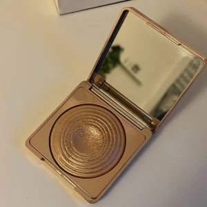 Caia highliter  - Säljer min caia highliter som jag har använt två gånger. Köpt för 325 kr och är färgen Portofino. 150 plus frakt 