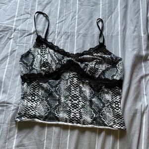 Ormskin topp - Hej! Jag säljer denna topp för att jag aldrig har använt den. Den har band som du kan justera storleken vid axlarna.❤️