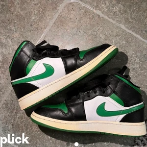 Jordan 1 green toe - Hej! Säljer nu mina fina gröna jordans mid 1, jätte bra skick💕 lite defekter under skon men det är ej något man tänker på, kan skicka bild på det om det önskas!! storlek 37,5 😇Köptes för ca 3500kr på Restocks köp direkt= 1650kr🥰 pris kan diskuteras💕   
