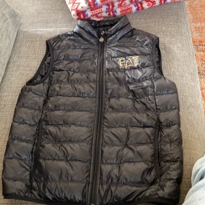 Väst - Ea7 väst pris kan diskuteras 