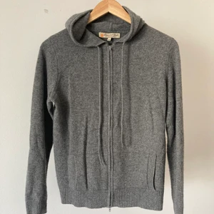 Kashmir Hoodie - 100% Kashmir. Knappt använd pga fel storlek. Jättefin i passformen!💋 OBS: liten i storleken, italiensk och snarare en S.  