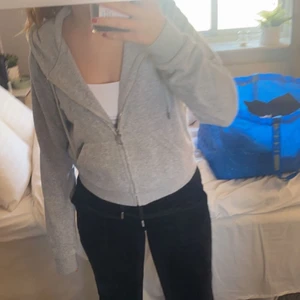 Juicy tröja  - Grå juicy tröja. Storlek L men är som en S. Köparen står för frakt, skriv för fler bilder 🙌🏼 knappast använd! 