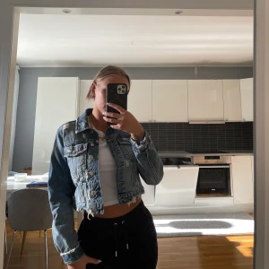 Jeans jacka  - Jeansjacka från Zara i en croppad modell. Storlek XS i fint skick 