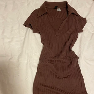 Brun klänning - jättefin klänning från hm. kom tyvärr inte till andvändning och är helt ny💕 skriv för fler bilder elle frågor💗