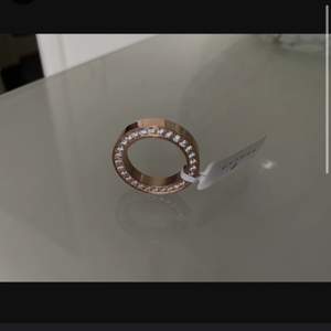 Edblad ring i modell square eternity. 17.5mm roseguld . Helt oanväbd med lappen kvar