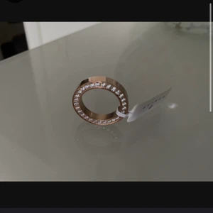 edblad ring - Edblad ring i modell square eternity. 17.5mm roseguld . Helt oanväbd med lappen kvar