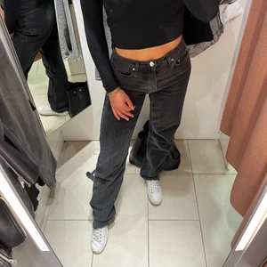 a- dsgn jeans - säljer mina a- dsgn jeans som sitter sjukt snyggt!! dom är långa i benen på mig som är 170cm, jag har klippt av dom en bit men är man kortare går dom att klippa av ännu mer💕💕