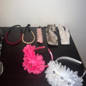 Hår band  - Jätte gulliga och fina hårband som knappt är använda. Den vita med blommor har fått någon liten fläck på men som går bort med tvål och vatten. Pris kan vi ta privat eftersom alla har olika priser☺️ 