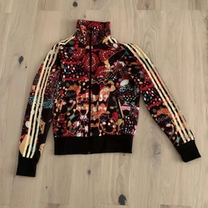 Kofta - adidas - Fin kofta från adidas i storlek 38, nyskick 🫶 köparen står för frakt!