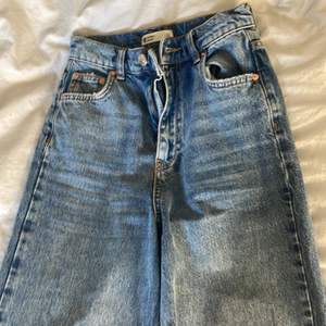 Säljer mina högmidjade jeans från GinaTricot! Storlek 32! Inte använda jätte mycket. Dom är i bra skick och säljer för det inte är min stil längre💗 ny pris 600 säljer för 350. 