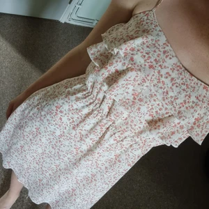 Tunn blommig sommarklänning  - Enkel söt sommarklänking från H&M. Volanger över bysten. Sparsamt använd.