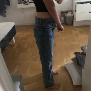 Zara Jeans - Mid Rise Jeans från zara! Storlek 38 men passar mig som har storlek 36! Inte så jätte använda så fint skick!💞