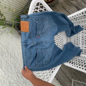 Levis 501  - Levis 501 i bra skick!   Säljer mina jeans då jag ej har användning av dom.  Storleken är 32/32  Dålig koll på vad jeansen i sig är värda så kan definitivt diskutera pris i kommentarerna. 