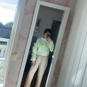 Stickad tröja med volanger  - Bra skick användt 3 gånger 