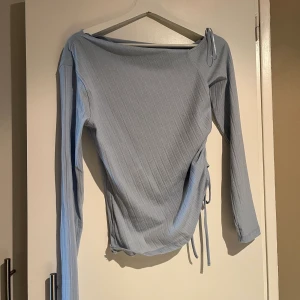 Långärmad tröja med knytning  - Snygg tröja från Gina, aldrig använd 