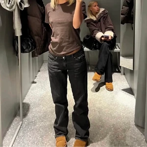 Arrow low straight jeans  - Säljer nu dessa jättefina och populära jeans från weekday som är helt slutsålda! Har ett par i både storlek 28/32 och ett par i storlek 29/32 men skulle säga att storleken knappt skiljer sig! Köpte dom för 500kr på weekdays hemsida och dom är i bra skick!