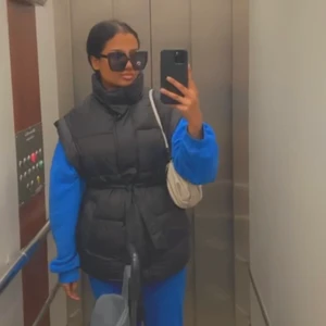 Svart väst - Säljer denna oversize väst i storlek 32 men den passar mig som brukar ha 34/36 vanligtvis så himla snygg men jag har köpt en annan som jag gillar mer därför säljer jag, den är som ny då jag använt den så få gånger.