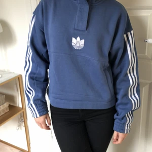 Adidas sweater  - Sweater från Adidas. Sparsamt använd. 