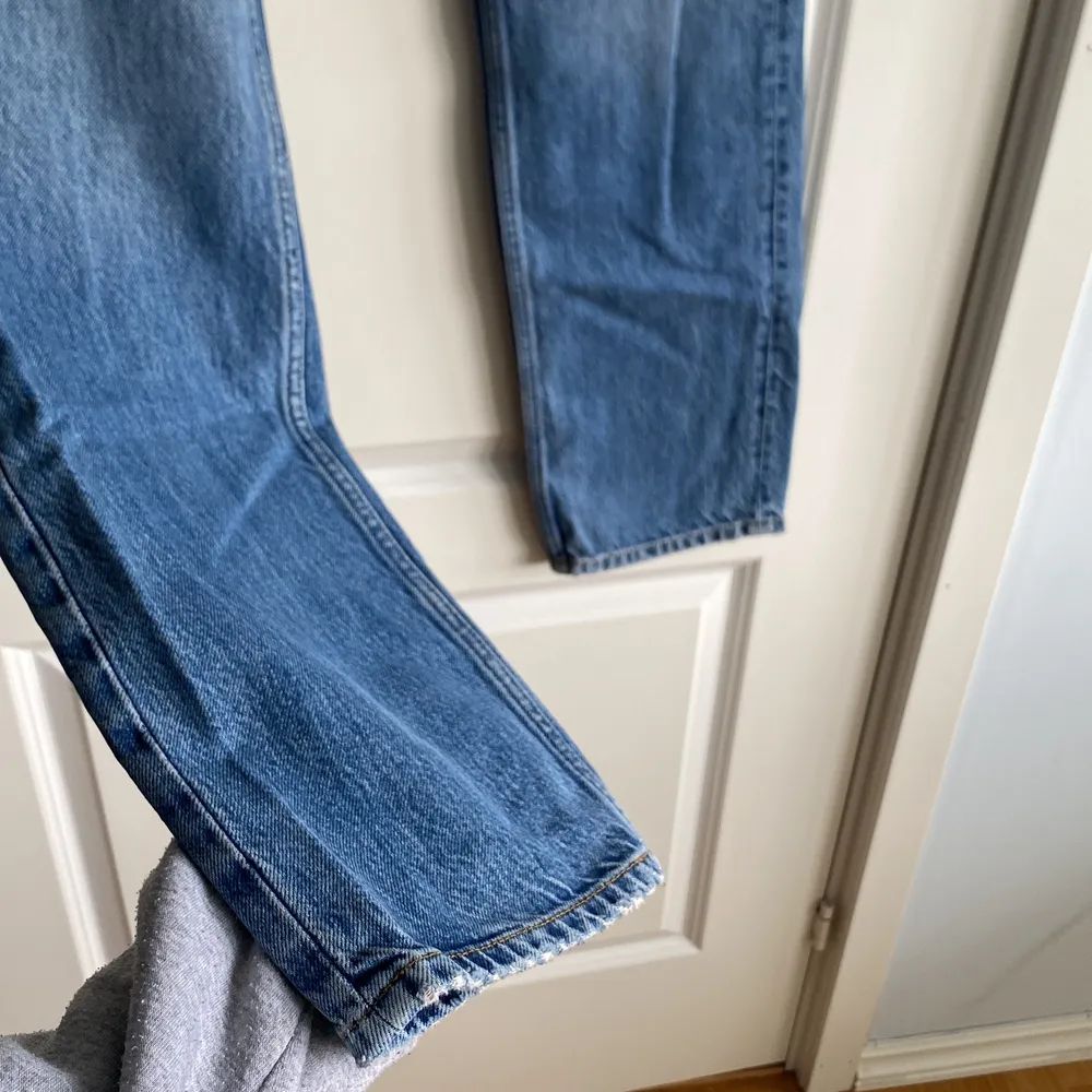 Knappt använda raka jeans som passar till allt och är väldigt sköna!. Jeans & Byxor.