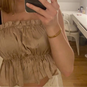 Festtopp i silke  - Skit söt festtopp i satin/silke! Aldrig använd så den är som ny🤩