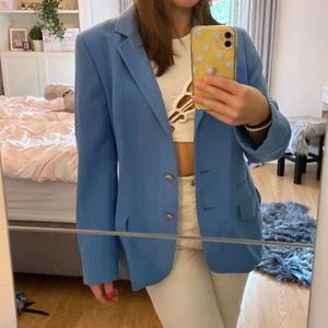 Blå blazer - En blå kavaj/blazer från HUCKE. Passar XS/S. Köparen står för frakten.