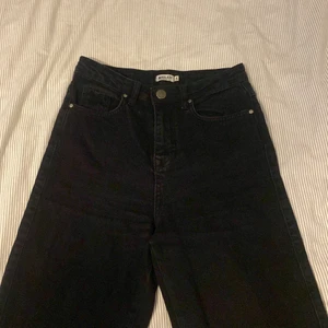 Svarta raka jeans - Säljer mina Svarta raka jeans från madlady, superfina jeans som sitter helt perfekt. 