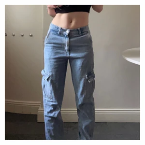 cargoplants ljusblå | PULL&BEAR - suuuper coola nej legit de är så nice. 🫐använda nåra gånger men i superfint skick! 🌌 om du undrar nåt e de ba o skriva!! <3