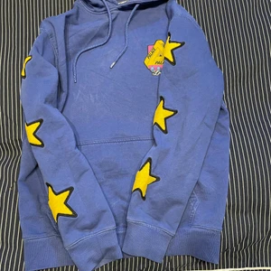 Palace Hoodie - Palace Hoodie köpt från butik i London. Endast använd ett fåtal gånger. Nypris: 1799 kr Mitt pris: 650 kr   Kan fraktas eller mötas i Sollentuna. 